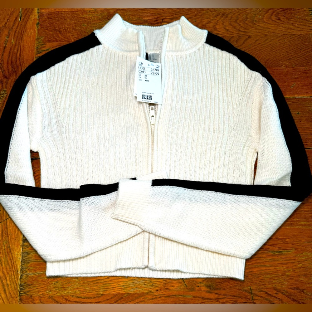 NWT Divided by H&M very cute zipper sweater XS